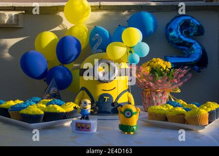 Minions Party Cake, idee per feste di compleanno dei bambini, minion giallo  e blu, concetto di festa per bambini di 2 giorni Foto stock - Alamy