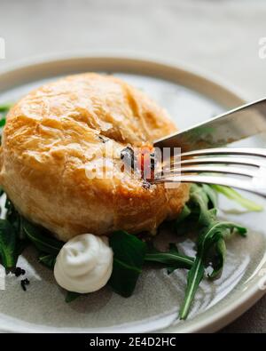 Taglio di formaggio camembert cotto in pasta sfoglia Foto Stock