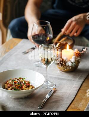 Uomo pranzo con piatti gourmet seduto sul divano Foto Stock