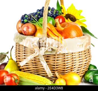 Verdure e frutta in cesto isolato su sfondo bianco Foto Stock