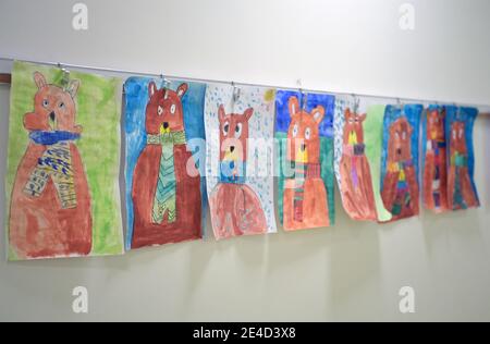 Oranienburg, Germania. 21 Gennaio 2021. Foto di orsi dipinti da bambini appendono sul muro di una classe alla scuola Comenius. Cinque anni fa, la scuola elementare integrativa con gruppi di sostegno linguistico si trasferì a Oranienburg-Süd in un nuovo edificio. (A ''We are Getting Better every day' - Oranienburg School Masters Crisis') Credit: Soeren Stache/dpa-Zentralbild/ZB/dpa/Alamy Live News Foto Stock