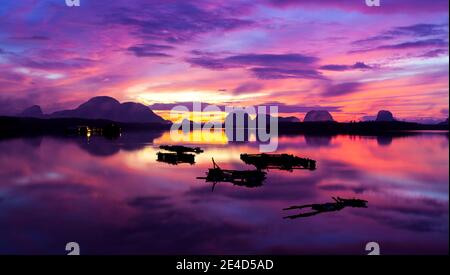 Il pescatore locale inizia a lavorare la mattina presto a Baan Sam chong Tai Thailandia Foto Stock