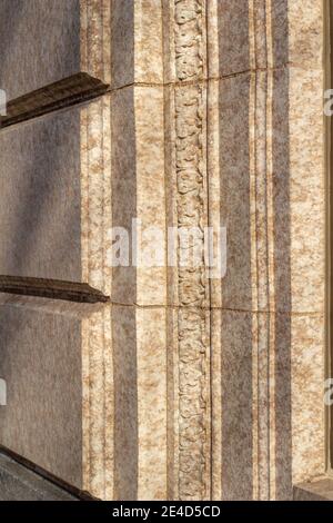 Primo piano trama astratta sfondo di una bella parete in marmo vintage di colore beige, con linee pulite e intricato stampaggio intagliato Foto Stock
