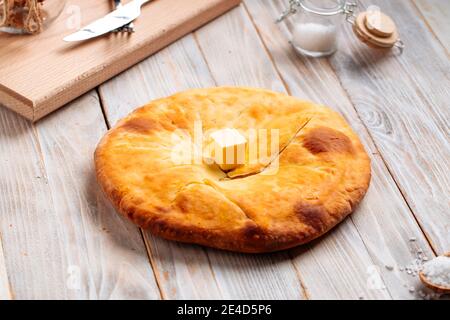 Georgiano megrelian khachapuri sul tavolo di legno Foto Stock
