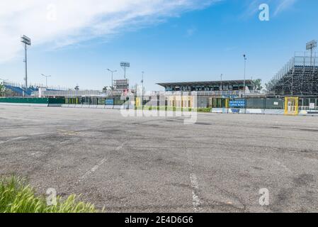 Stadio vuoto visto dal parcheggio di fronte. Novara, Italia Foto Stock