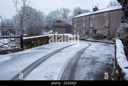 Chipping, Preston, Lancashire, Regno Unito. 23 gennaio 2021. Un primo autunno di neve nel villaggio di Chipping vicino a Preston, Lancashire. Credit: John Eveson/Alamy Live News Foto Stock