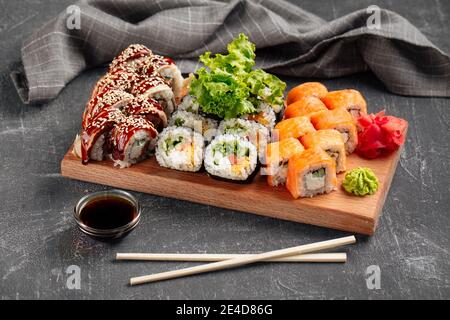 Set assortito di sushi roll con vista laterale e salsa di soia Foto Stock