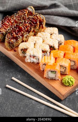 Set assortito di sushi roll con vista laterale e salsa di soia Foto Stock