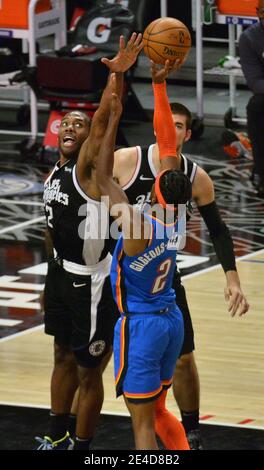 Los Angeles, Stati Uniti. 23 gennaio 2021. Serge Ibaka, il centro dei Clippers di Los Angeles, blocca lo scatto della guardia Thunder di Oklahoma City Shai Gilnached-Alexander durante il terzo trimestre allo Staples Center di Los Angeles venerdì 22 gennaio 2021. I Clippers hanno sconfitto il Thunder 120-106 per la loro vittoria di sei in fila. Foto di Jim Ruymen/UPI Credit: UPI/Alamy Live News Foto Stock