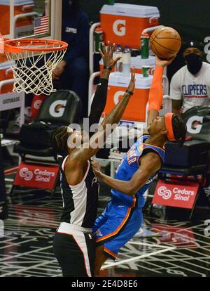 Los Angeles, Stati Uniti. 23 gennaio 2021. La guardia del tuono di Oklahoma City .Shai Gilnaward-Alexander ha bloccato il percorso verso il cestino da Paul George, il forward dei Los Angeles Clippers, durante il terzo trimestre presso lo Staples Center di Los Angeles, venerdì 22 gennaio 2021. I Clippers hanno sconfitto il Thunder 120-106 per la loro vittoria di sei in fila. Foto di Jim Ruymen/UPI Credit: UPI/Alamy Live News Foto Stock