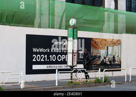 Annuncio per un nuovo spazio di lavoro condiviso WeWork's Tokyo, che si apre in un edificio in costruzione, Kabuto One, nell'area Kayabacho di Tokyo. (12/2020) Foto Stock