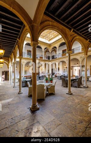 Cortile del Palazzo Dean Ortega, Parador del Turismo Nazionale in Piazza Vazquez de Molina, Ubeda, Sito Patrimonio dell'Umanità dell'UNESCO. Provincia di Jaen, Andalusia, Sud Foto Stock