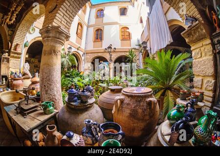 Terracotta di Tito. Mostra di ceramiche e ceramiche nel negozio interno del cortile, Ubeda, patrimonio dell'umanità dell'UNESCO. Provincia di Jaen, Andalusia, Sud Foto Stock