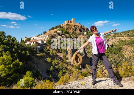 Turistico a Segura de la Sierra villaggio. Sierra de Cazorla, Segura e Las Villas Parco Naturale, provincia di Jaen, Andalusia, Spagna meridionale Europa Foto Stock