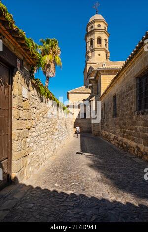 Strade acciottolate e Catedral de la Natividad de Nuestra Señora. Cattedrale in stile rinascimentale in Plaza Santa Maria. Baeza, provincia di Jaén, Andalus meridionale Foto Stock