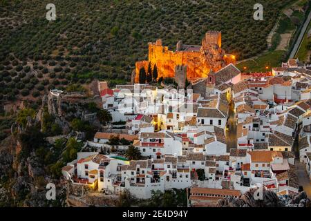 Castello e villaggio di Zuheros al crepuscolo, provincia di Cordoba. Andalusia meridionale. Spagna Europa Foto Stock