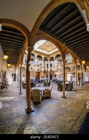 Cortile del Palazzo Dean Ortega, Parador del Turismo Nazionale in Piazza Vazquez de Molina, Ubeda, Sito Patrimonio dell'Umanità dell'UNESCO. Provincia di Jaen, Andalusia, Sud Foto Stock