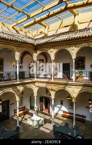 Cortile del Palazzo Dean Ortega, Parador del Turismo Nazionale in Piazza Vazquez de Molina, Ubeda, Sito Patrimonio dell'Umanità dell'UNESCO. Provincia di Jaen, Andalusia, Sud Foto Stock