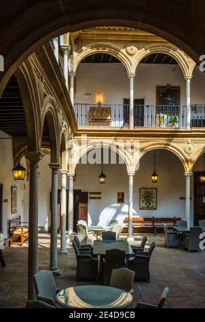 Cortile del Palazzo Dean Ortega, Parador del Turismo Nazionale in Piazza Vazquez de Molina, Ubeda, Sito Patrimonio dell'Umanità dell'UNESCO. Provincia di Jaen, Andalusia, Sud Foto Stock