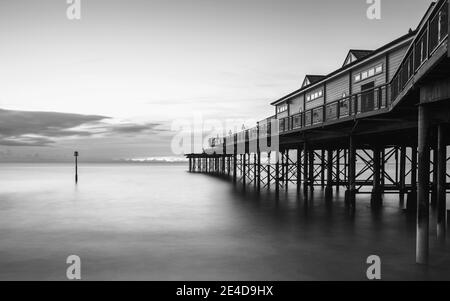 Lunga esposizione del Grand Pier a Teignmouth nel Devon in Inghilterra, Europa Foto Stock