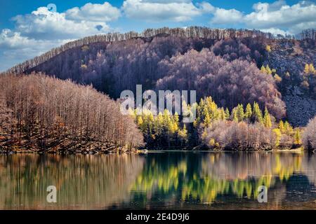 Momento tranquillo sul Lago Santo Modenese in una giornata di sole e bei colori, Pievepelago, Italia Foto Stock
