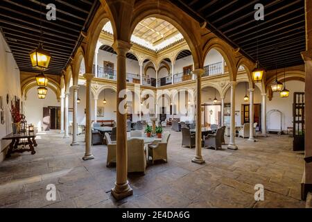 Cortile del Palazzo Dean Ortega, Parador del Turismo Nazionale in Piazza Vazquez de Molina, Ubeda, Sito Patrimonio dell'Umanità dell'UNESCO. Provincia di Jaen, Andalusia, Sud Foto Stock