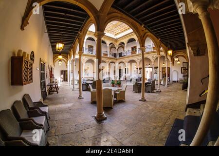 Cortile del Palazzo Dean Ortega, Parador del Turismo Nazionale in Piazza Vazquez de Molina, Ubeda, Sito Patrimonio dell'Umanità dell'UNESCO. Provincia di Jaen, Andalusia, Sud Foto Stock