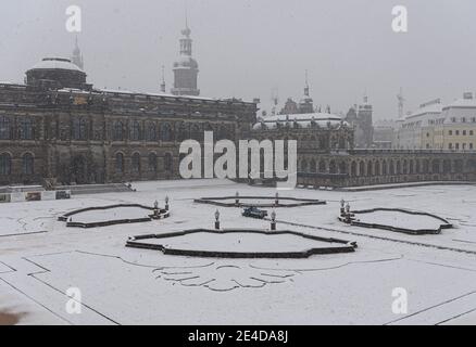 Dresda, Germania. 23 gennaio 2021. Il servizio invernale attraversa lo Zwinger di Dresda al mattino durante la nevicata. Credit: Robert Michael/dpa-Zentralbild/dpa/Alamy Live News Foto Stock