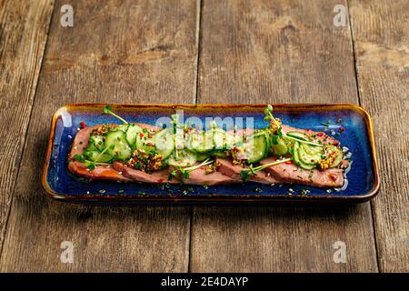 Lingua di manzo arrosto tataki a fette con chuka alle alghe Foto Stock