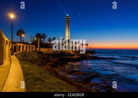 Chipiona, Spagna - 15 gennaio 2020: Veduta del faro di Chipiona subito dopo il tramonto Foto Stock