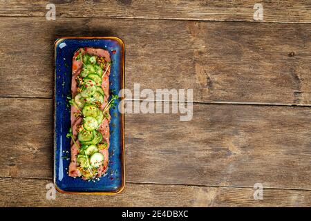 Lingua di manzo arrosto tataki a fette con chuka alle alghe Foto Stock