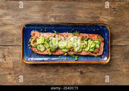 Lingua di manzo arrosto tataki a fette con chuka alle alghe Foto Stock