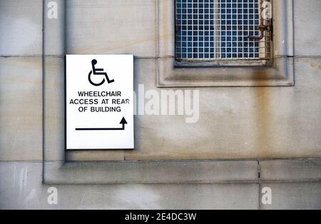 Segnalatore acustico a pulsante accessibile in sedia a rotelle per segnale di assistenza all'edificio ingresso Foto Stock