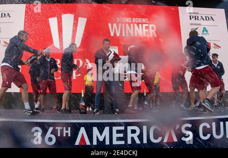 Auckland, Nuova Zelanda, 23 gennaio 2021 - INEOS Team UK skipper Sr ben Ainslie viene spruzzato di champagne dai compagni di squadra alla presentazione del trofeo dopo aver battuto il team italiano Luna Rossa Prada Pirelli sul porto di Waitemata ad Auckland per passare direttamente alla finale della Prada Cup. Credit: Rob Taggart/Alamy Live News Foto Stock