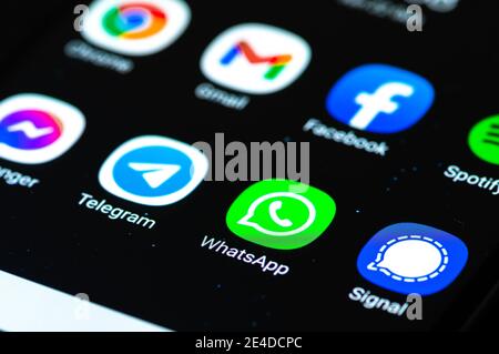 Applicazione WhatsApp con applicazione Signal, Messenger e Telegram visualizzate sullo smartphone Foto Stock