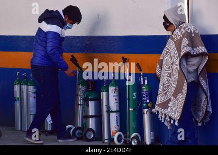 Toluca, Messico. 21 Gennaio 2021. TOLUCA, MESSICO - GENNAIO 22: Una persona indossa la maschera mentre tiene il suo serbatoio di ossigeno in mezzo all'aumento dei casi positivi a causa della nuova pandemia di Covid-19, gli ospedali che raggiungono il limite della loro capacità e l'aumento dei decessi negli ultimi giorni il 22 gennaio 2021 a Toluca, Messico (Foto di Eyepix Group/Pacific Press) Credit: Pacific Press Media Production Corp./Alamy Live News Foto Stock