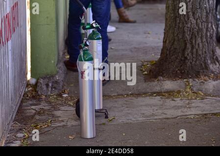 Toluca, Messico. 21 Gennaio 2021. TOLUCA, MESSICO - GENNAIO 22: Una persona indossa la maschera mentre tiene il suo serbatoio di ossigeno in mezzo all'aumento dei casi positivi a causa della nuova pandemia di Covid-19, gli ospedali che raggiungono il limite della loro capacità e l'aumento dei decessi negli ultimi giorni il 22 gennaio 2021 a Toluca, Messico (Foto di Eyepix Group/Pacific Press) Credit: Pacific Press Media Production Corp./Alamy Live News Foto Stock