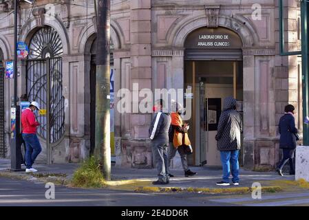 Toluca, Messico. 21 Gennaio 2021. TOLUCA, MESSICO - GENNAIO 22: Una persona attende nella linea delle persone mantenendo la distanza sociale per entrare in un laboratorio in mezzo all'aumento in casi positivi a causa della nuova pandemia di Covid-19, gli ospedali che raggiungono il limite della loro capacità e l'aumento dei decessi negli ultimi giorni il 22 gennaio; 2021 a Toluca, Messico (Foto di Eyepix Group/Pacific Press) Credit: Pacific Press Media Production Corp./Alamy Live News Foto Stock