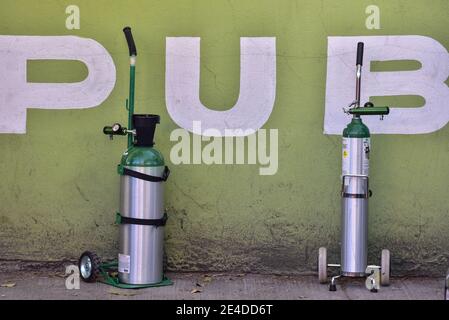 Toluca, Messico. 21 Gennaio 2021. TOLUCA, MESSICO - GENNAIO 22: Una persona indossa una maschera facciale mentre fa la coda per riempire un serbatoio di ossigeno in mezzo all'aumento dei casi positivi a causa della nuova pandemia di Covid-19, gli ospedali che raggiungono il limite della loro capacità e l'aumento dei decessi negli ultimi giorni il 22 gennaio 2021 a Toluca, Messico (Foto di Eyepix Group/Pacific Press) Credit: Pacific Press Media Production Corp./Alamy Live News Foto Stock