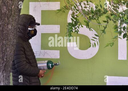 Toluca, Messico. 21 Gennaio 2021. TOLUCA, MESSICO - GENNAIO 22: Una persona indossa una maschera facciale mentre fa la coda per riempire un serbatoio di ossigeno in mezzo all'aumento dei casi positivi a causa della nuova pandemia di Covid-19, gli ospedali che raggiungono il limite della loro capacità e l'aumento dei decessi negli ultimi giorni il 22 gennaio 2021 a Toluca, Messico (Foto di Eyepix Group/Pacific Press) Credit: Pacific Press Media Production Corp./Alamy Live News Foto Stock