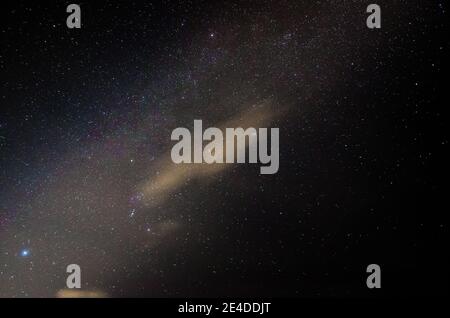 modo colorato e lattiginoso e nuvola sul cielo notturno Foto Stock