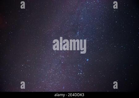 milky way e molte stelle nel cielo notturno Foto Stock