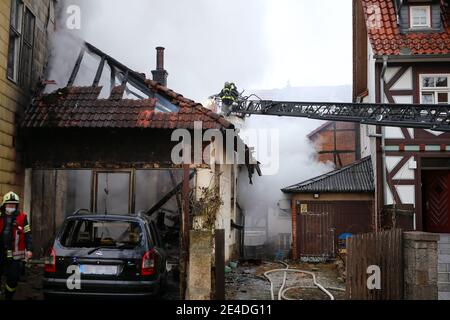 23 gennaio 2021, bassa Sassonia, Hann. Münden: I vigili del fuoco hanno messo fuori una briciola nella città vecchia storica. Un portavoce della polizia ha detto che diverse case erano in fiamme nel centro cittadino densamente costruito. Foto: Stefan Rampfel/dpa - ATTENZIONE: La targa è stata pixelata per motivi legali Foto Stock