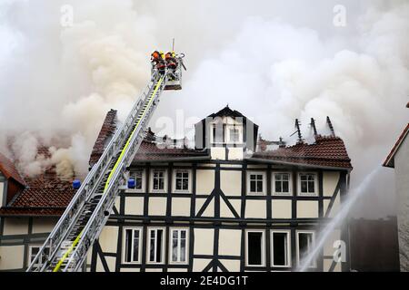 23 gennaio 2021, bassa Sassonia, Hann. Münden: I vigili del fuoco hanno messo fuori una briciola nella città vecchia storica. Un portavoce della polizia ha detto che diverse case erano in fiamme nel centro cittadino densamente costruito. Foto: Stefan Rampfel/dpa - ATTENZIONE: La targa è stata pixelata per motivi legali Foto Stock