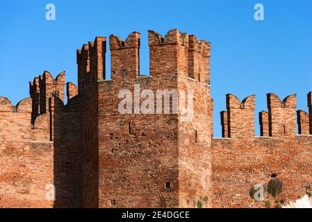 Particolare dell'antico ponte Scaligero nei pressi di Castelvecchio con merlature ghibelline a Verona (patrimonio dell'umanità dell'UNESCO) - Italia. Foto Stock