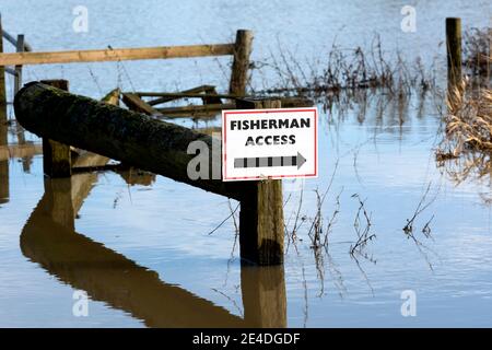 Un segno nel fiume Avon allowdwater a Barford, Warwickshire, Inghilterra, Regno Unito. Gennaio 2021. Foto Stock