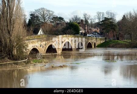 Fiume Avon allagamento a Barford Bridge, Warwickshire, Inghilterra, Regno Unito. Gennaio 2021. Foto Stock