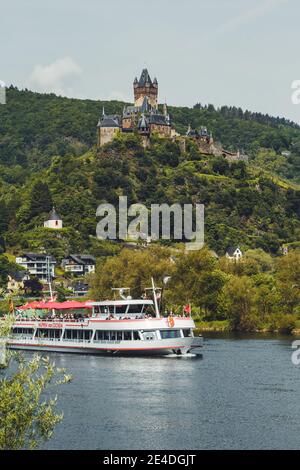 COCHEM, GERMANIA - MAGGIO 23 2019: Vista della pittoresca città di Cochem con il suo famoso castello imperiale in cima alla collina. Cochem si trova a Moselle ri Foto Stock