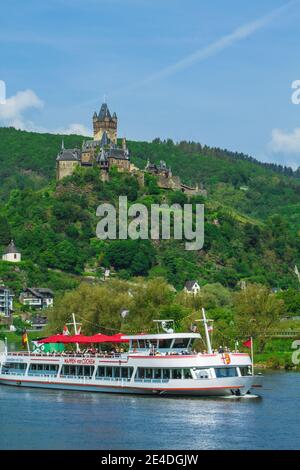 COCHEM, GERMANIA - MAGGIO 23 2019: Vista della pittoresca città di Cochem con il suo famoso castello imperiale in cima alla collina. Cochem si trova a Moselle ri Foto Stock