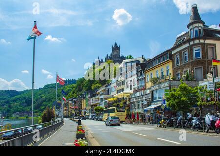 COCHEM, GERMANIA - MAGGIO 23 2019: Vista della pittoresca città di Cochem con il suo famoso castello imperiale in cima alla collina. Cochem si trova a Moselle ri Foto Stock